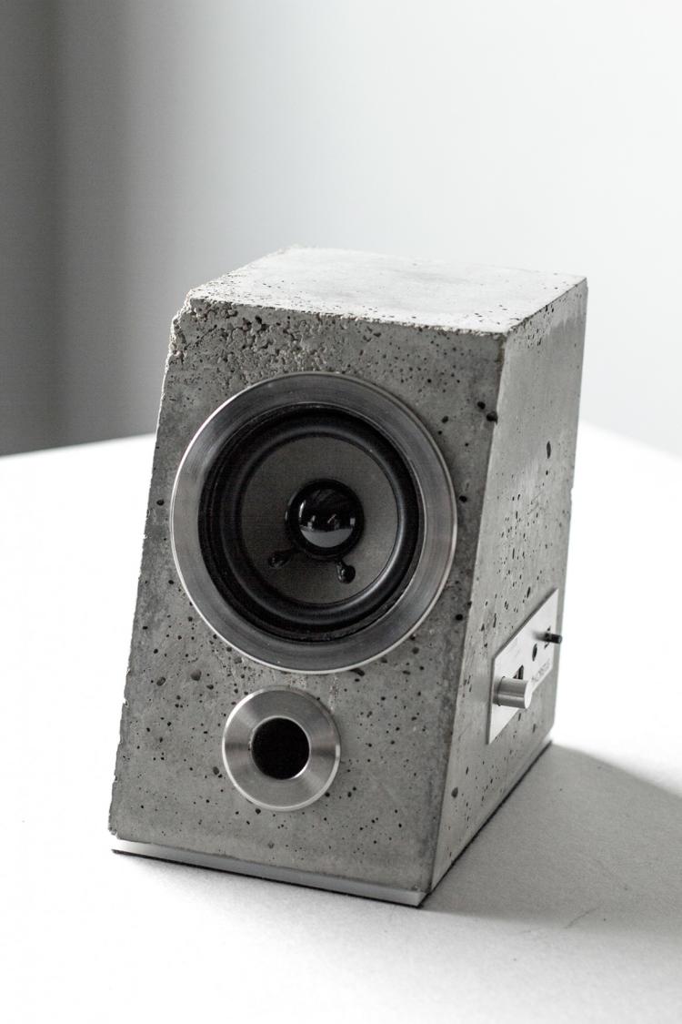 Звукова система The Concretus, корпус якої цілком зроблено з бетону