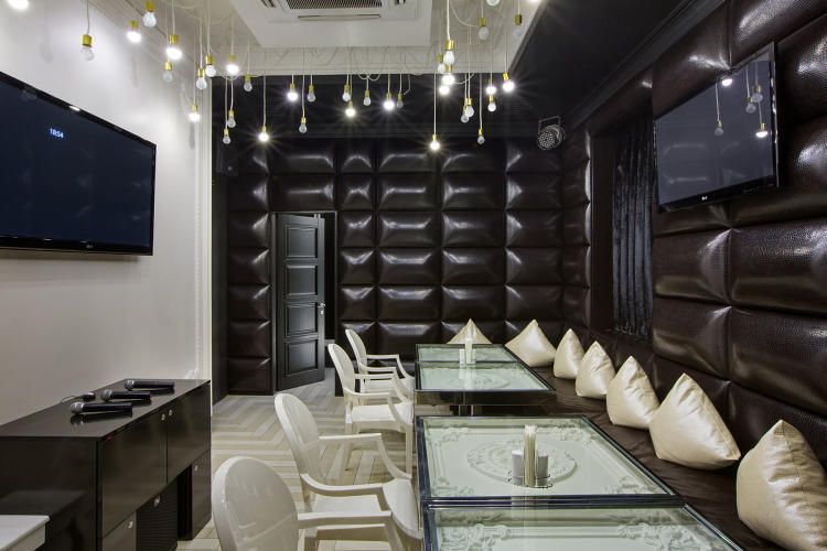 Интерьер большой VIP-комнаты для караоке. Стены снабжены качественной звукоизоляцией, чтобы музыка из разных помещений не смешивалась